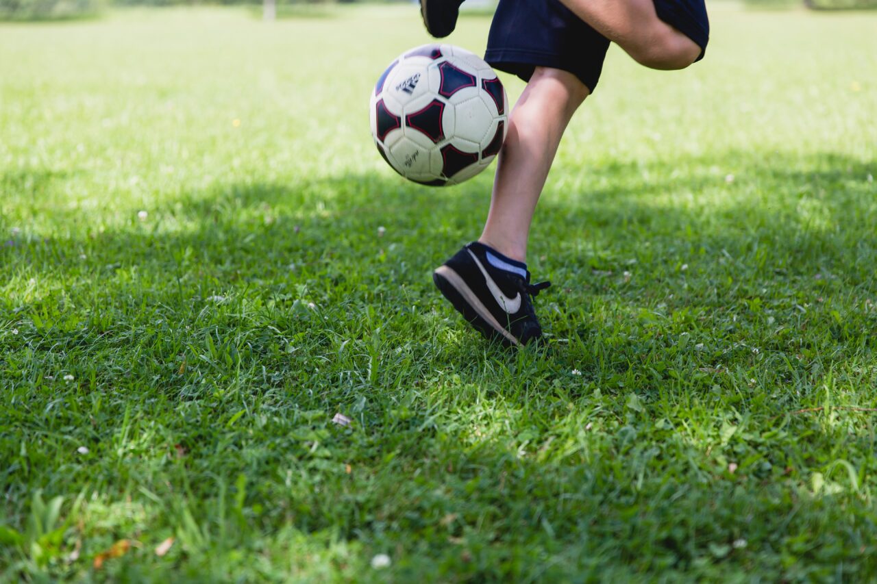 サッカーの練習をする子供